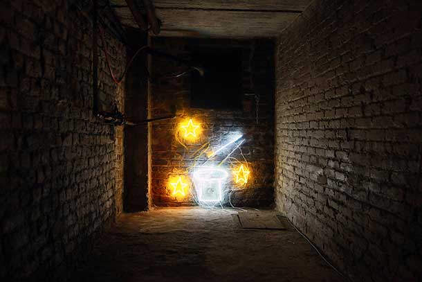 A neon by Filip Gilissen in the basement of Komplot © Vincent Matthu