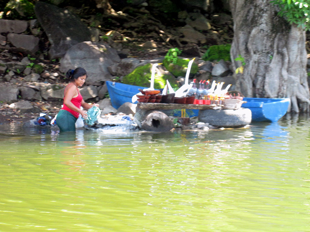 10-Craft-shop-on-lake-nicaragua