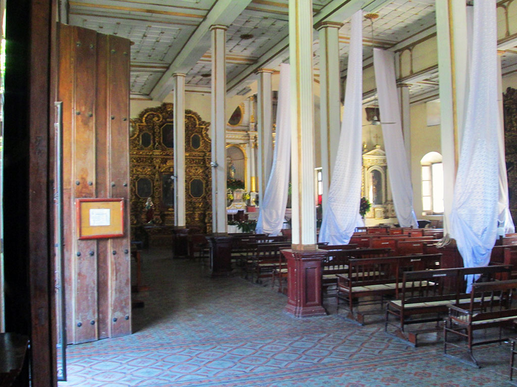 22-Inside-the-San-Francisco-church-next-to-the-El-Convento-Hotel