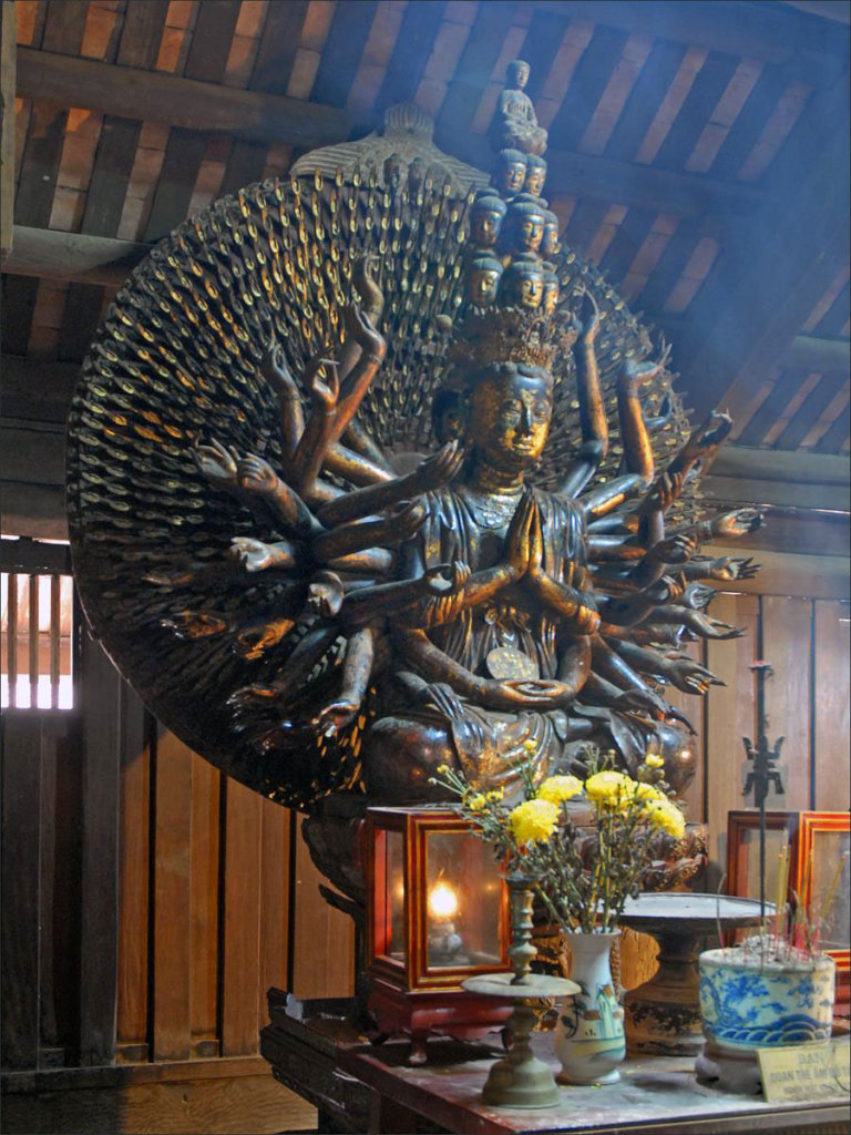Statua di Avalokitesvara in un tempio buddista del Vietnam