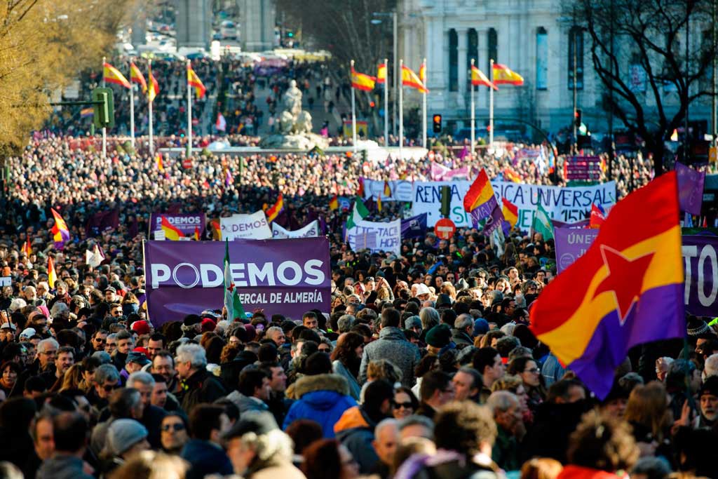 Participantes-con-banderas-republicanas-en-la-marcha-del-cambio--convocada-el-sabado-por-Podemos