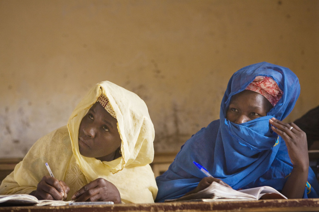 Mohamed Hatim teaches women Arabic in the classroom of his medersa. Manuscript culture in Timbuktu in 2007 by photographer Alexandra Huddleston, on display in West Africa: Word, Symbol, Song (c) Alexandra Huddleston 