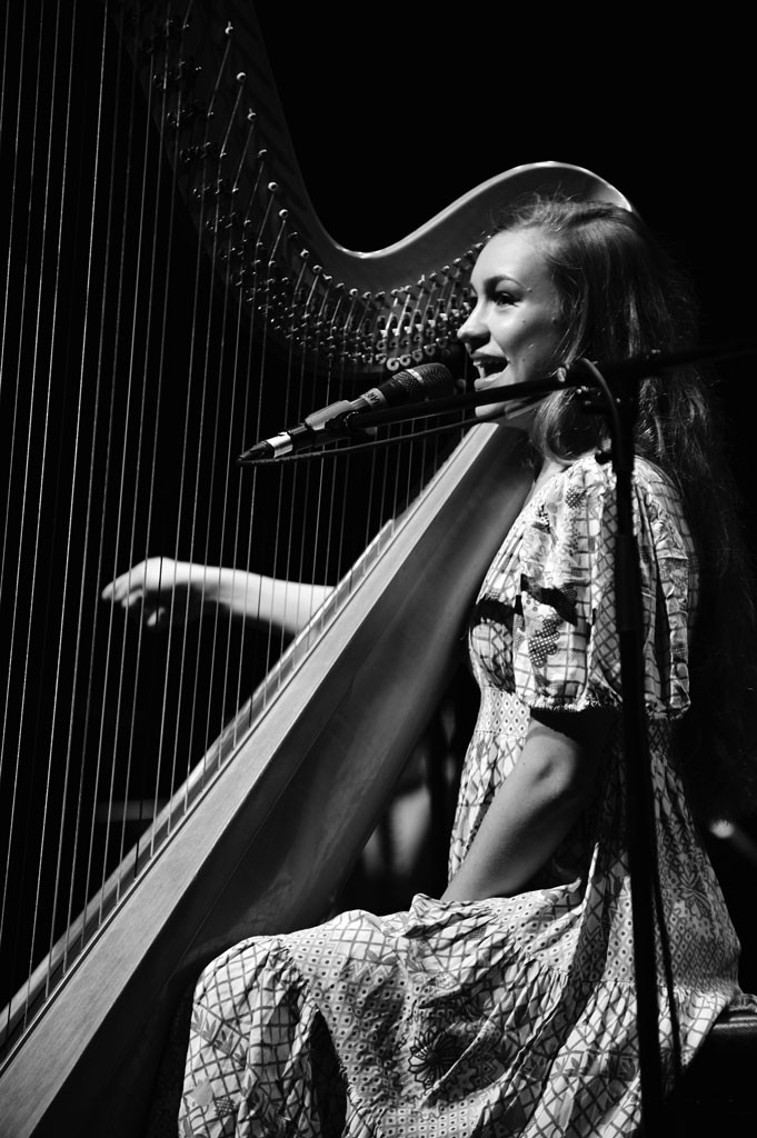 Yin-Joanna-Newsom-at-The-Grand-Canal-Theatre-September-14th-2010-6