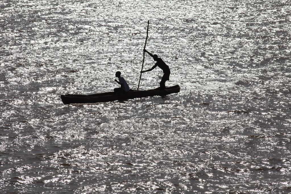 Daasanach-crossing-the-Omo-river