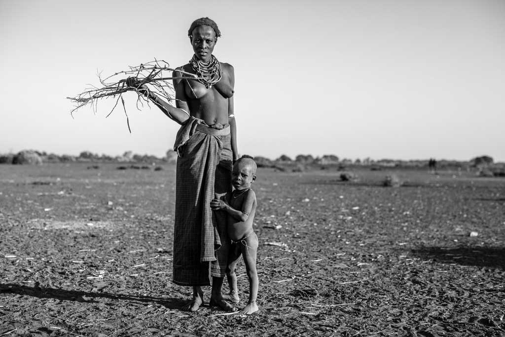 Daasanach-woman--collecting-firewood