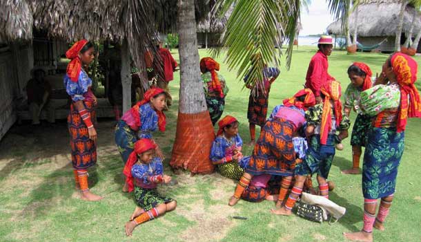 Guna Girls - photo Bruce Taylor