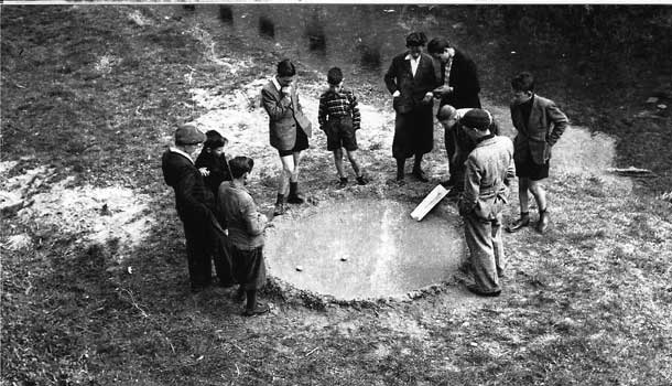 Before Halloween the filò - children around a pond